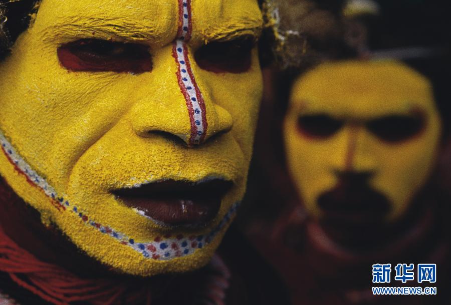 "Huli Tribesman, Papua New Guinea, 1998" by Jodi Cobb, sold for 1,250 U.S. dollars at Christie’s on New York on Dec. 6, 2012. (Xinhua/Jodi Cobb/National Geographic/Christie's Images) 