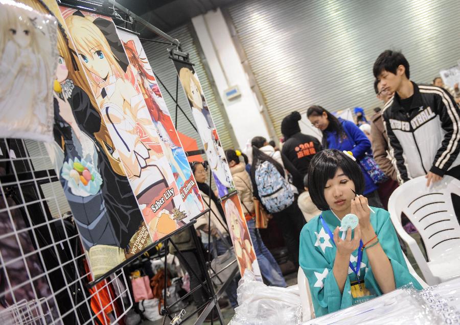 A cosplayer puts on makeup during the 1st Cosplay Cultural Festival in Hangzhou, capital of east China's Zhejiang Province, Dec. 9, 2012. The two-day festival closed on Sunday. (Xinhua/Han Chuanhao)