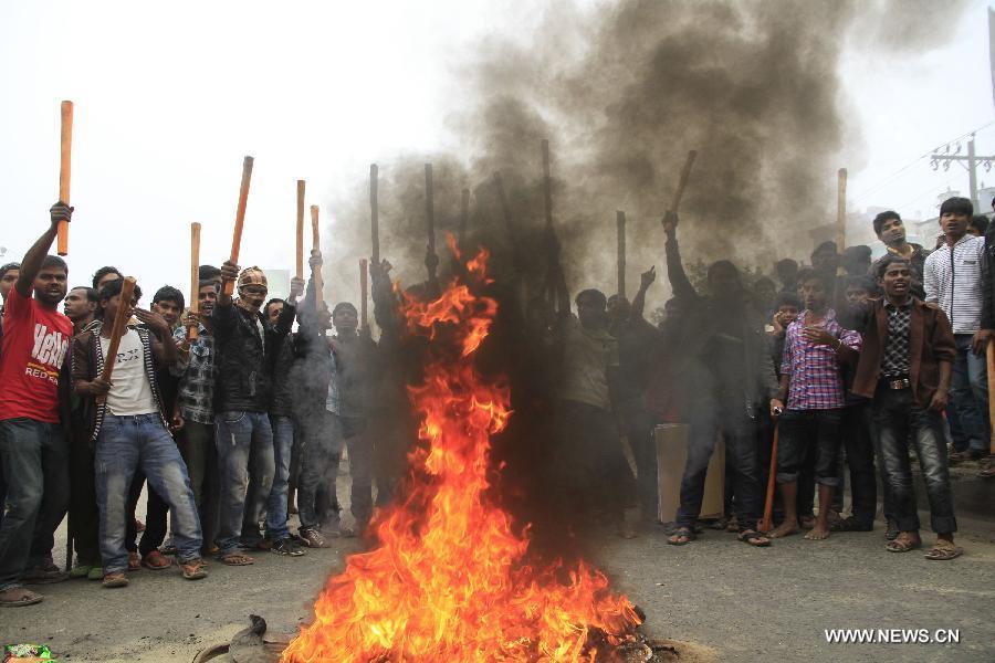 Main opposition activists set fire during Bangladesh Nationalist Party (BNP) led alliance 18-party countrywide road block protest in Dhaka, capital of Bangladesh, Dec. 9, 2012. Four people were claimed to be dead with 600 others injured when Bangladesh's anti-government protesters and their ruling party rivals fought pitched battles for hours in capital Dhaka and elsewhere in the country Sunday morning. (Xinhua/Shariful Islam) 