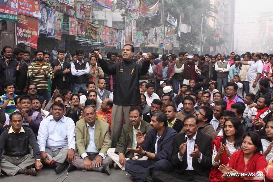 Supporters of Bangladesh Nationalist Party (BNP) gather in front of central party office during BNP led alliance 18-party countrywide road block protest in Dhaka, capital of Bangladesh, Dec. 9, 2012. Four people were claimed to be dead with 600 others injured when Bangladesh's anti-government protesters and their ruling party rivals fought pitched battles for hours in capital Dhaka and elsewhere in the country Sunday morning. (Xinhua/Shariful Islam) 