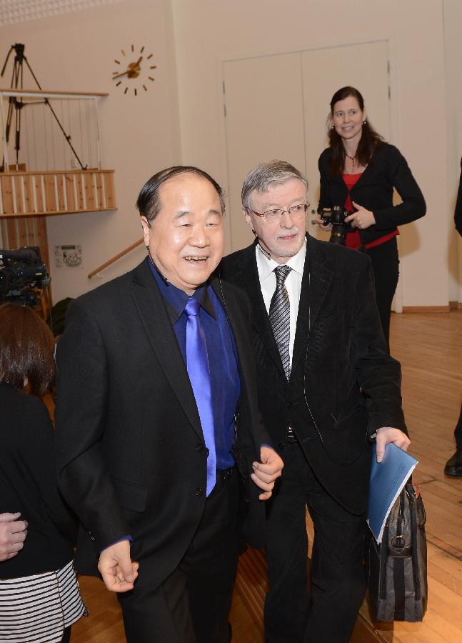 Chinese writer and winner of the 2012 Nobel Prize for Literature Mo Yan (L) arrives at Stockholm University in Stockholm, capital of Sweden on Dec. 9, 2012. (Xinhua/Wu Wei) 