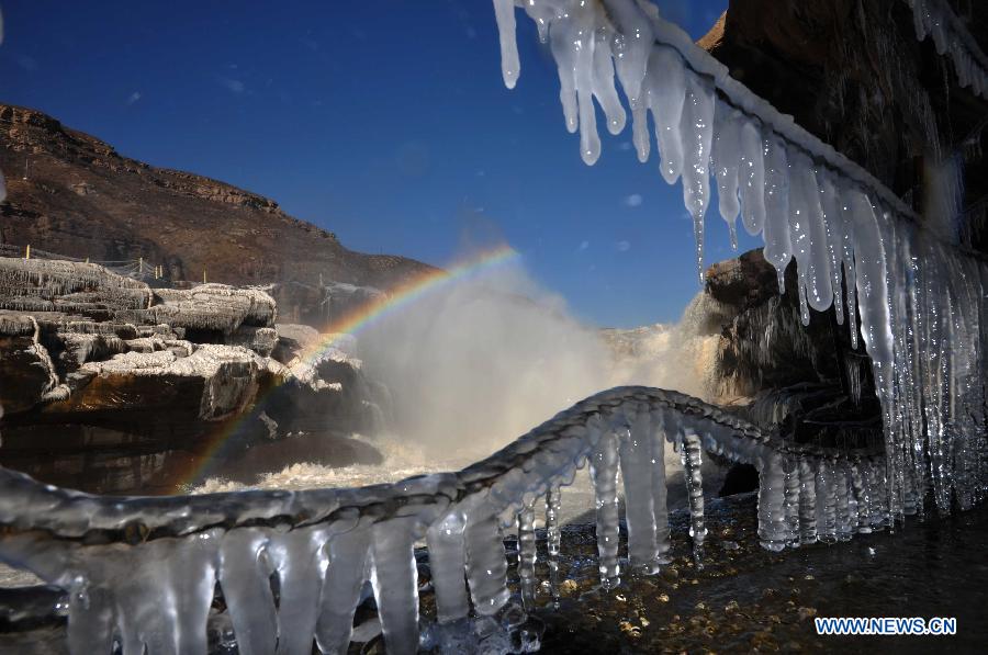 Photo taken on Dec. 8, 2012 shows icicles on the Hukou Waterfalls, a section of the middle reaches of the Yellow River, in Linfen, north China's Shanxi Province. Icicles have been formed on the Hukou Waterfalls recently due to low temperature. Hukou Waterfalls are located on the border of Shanxi and northwest China's Shaanxi Province. (Xinhua/Lv Guiming)