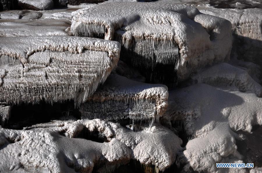 Photo taken on Dec. 8, 2012 shows icicles on the Hukou Waterfalls, a section of the middle reaches of the Yellow River, in Linfen, north China's Shanxi Province. Icicles have been formed on the Hukou Waterfalls recently due to low temperature. Hukou Waterfalls are located on the border of Shanxi and northwest China's Shaanxi Province. (Xinhua/Lv Guiming)