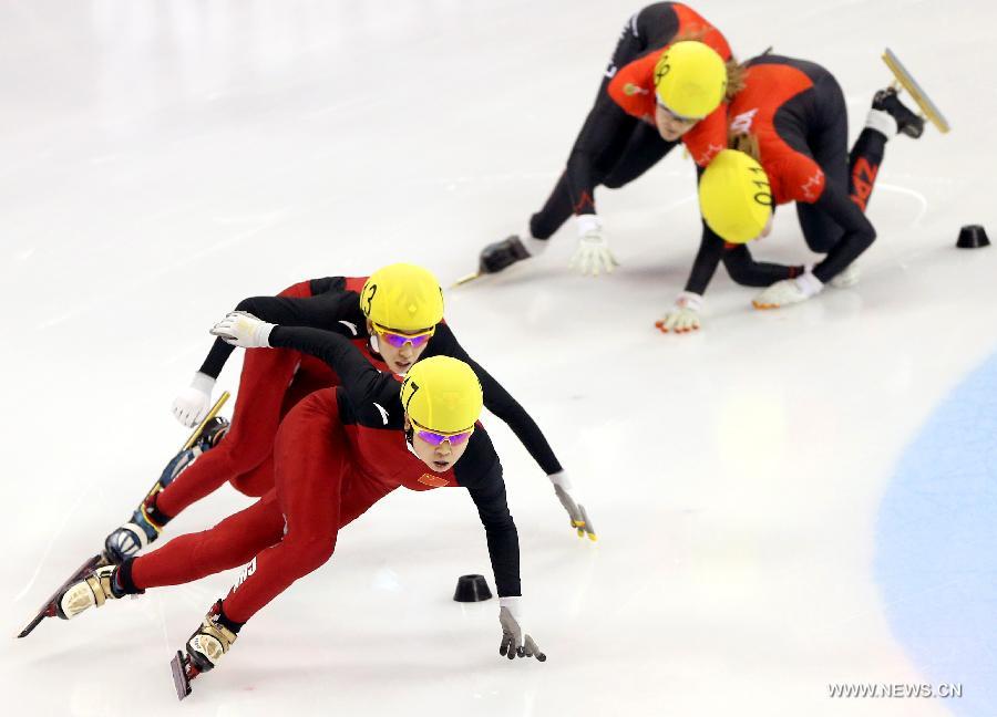 Wang Meng (Front) of China competes during the women's 500m final in the ISU Short Track World Cup speed skating competition in Shanghai, China, on Dec. 9, 2012. Wang won the gold medal with a time of 43.743 seconds.(Xinhua/Fan Jun) 
