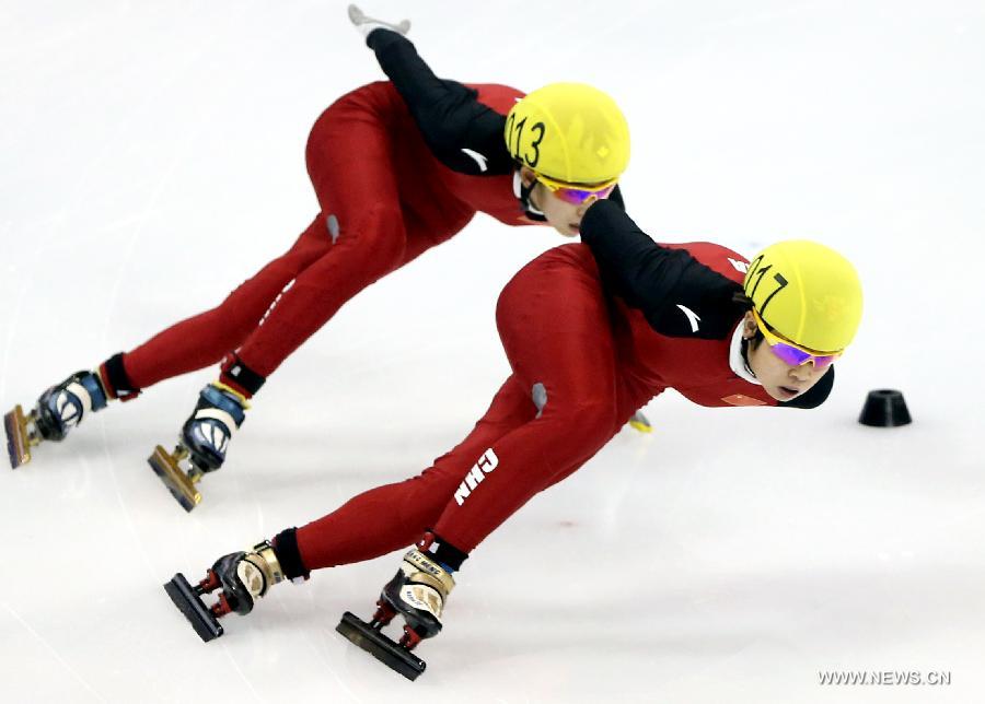 Wang Meng (R) of China and her teammate Fan Kexin compete during the women's 500m final in the ISU Short Track World Cup speed skating competition in Shanghai, China, on Dec. 9, 2012. Wang won the gold medal with a time of 43.743 seconds.(Xinhua/Fan Jun)