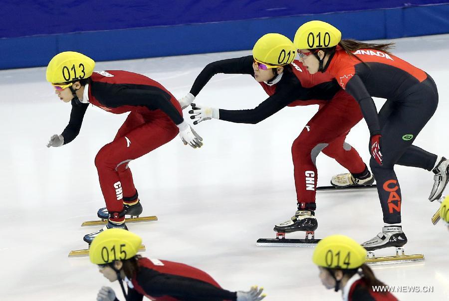 Wang Meng (Up C) and Fan Kexin (Up L) of China compete during the women's 3000m relay final in the ISU Short Track World Cup speed skating competition in Shanghai, China, on Dec. 9, 2012. China claimed the title with a time of 4 minutes 7.660 seconds. (Xinhua/Fan Jun) 