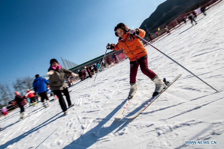A child skis at "Kuangbiao Leyuan" park in Beijing, capital of China, Dec. 9, 2012. As the temperature continued to decrease, Beijing has entered skiing boom season. (Xinhua/Zhang Yu)