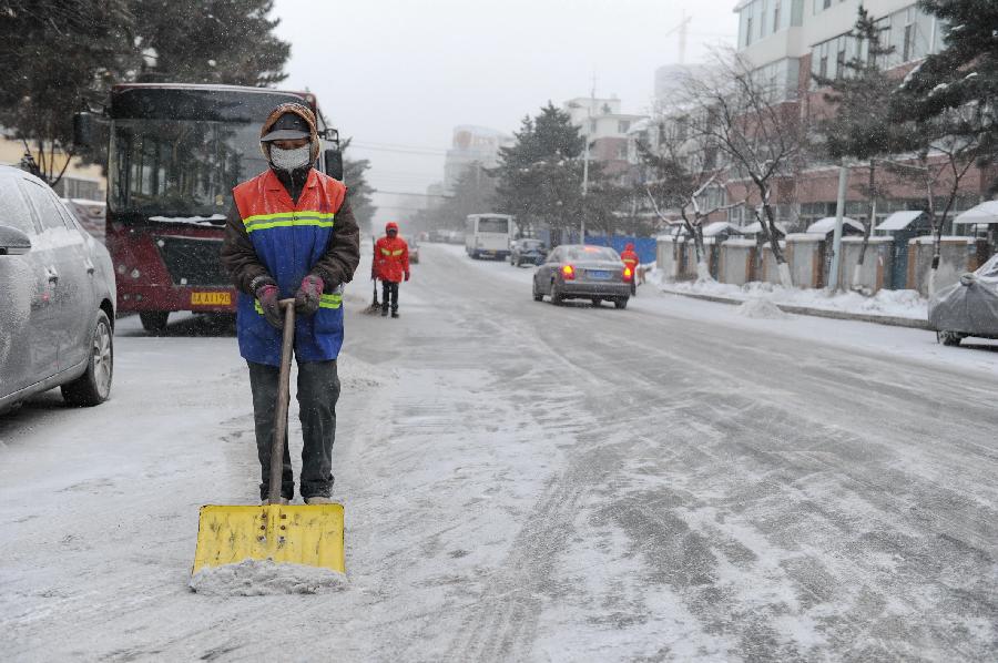 A sanitation worker cleans snow in Changchun, capital of northeast China's Jilin Province, Dec. 9, 2012. Most part of the province received a snowfall on Sunday. (Xinhua/Zhang Nan) 