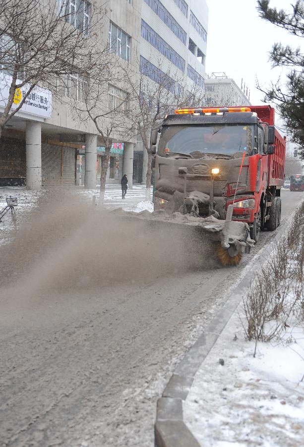 A snow-removal vehicle cleans snow in Changchun, capital of northeast China's Jilin Province, Dec. 9, 2012. Most part of the province received a snowfall on Sunday. (Xinhua/Lin Hong) 