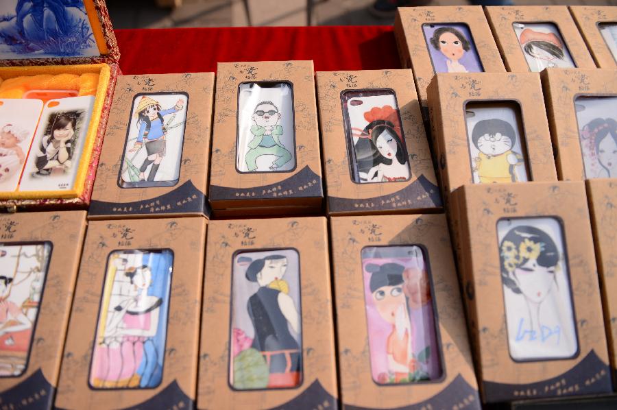 Phone cases made of ceramics are presented in an idea fair at 791 Art Zone in Nanchang, capital of east China's Jiangxi Province, Dec. 9, 2012. (Xinhua/Zhou Mi) 
