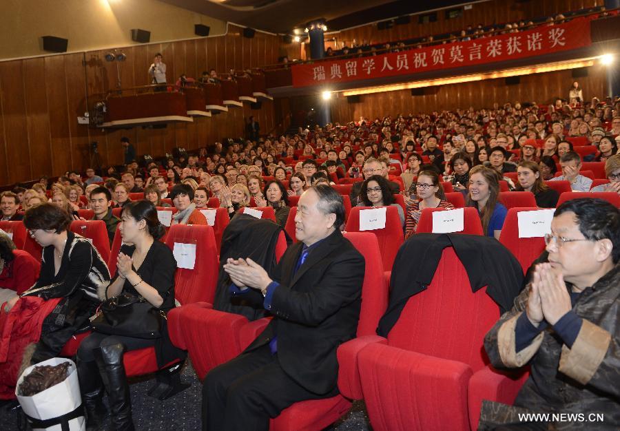 Chinese writer and 2012 Nobel Literature Prize winner Mo Yan applause with college students who come to see the film Red Sorghum based on Mo Yan's manuscript in Stockholm, capital of Sweden on Dec. 9, 2012. (Xinhua/Wu Wei)