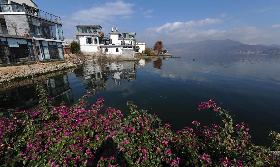 Photo taken on Dec. 8, 2012 shows the landscape scenery of Erhai Lake in Dali Bai Autonomous Prefecture, southwest China's Yunnan Province. (Xinhua/Qin Qing) 