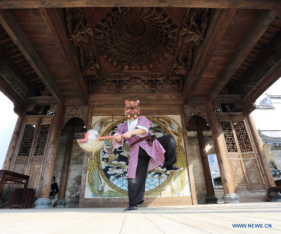 A Nuo dance artist gives performance in Jiangwan Town of Wuyuan County, east China's Jiangxi Province, Dec. 9, 2012. (Xinhua/Zhang Weiguo)