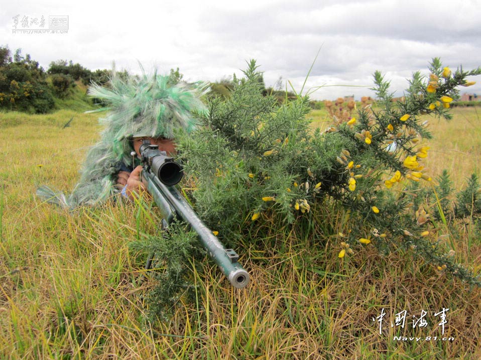 Two soldiers from the People's Liberation Army Navy take part in international sniper training. (Photo/navy.81.cn)