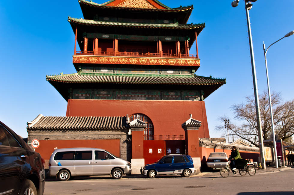 Jamie sets off for business on his souped-up tricycle as he passes the Gulou, a historic drum tower that stands on his vending route, in Beijing, capital of China, Dec. 7, 2011. (Xinhua/Liu Jinhai)