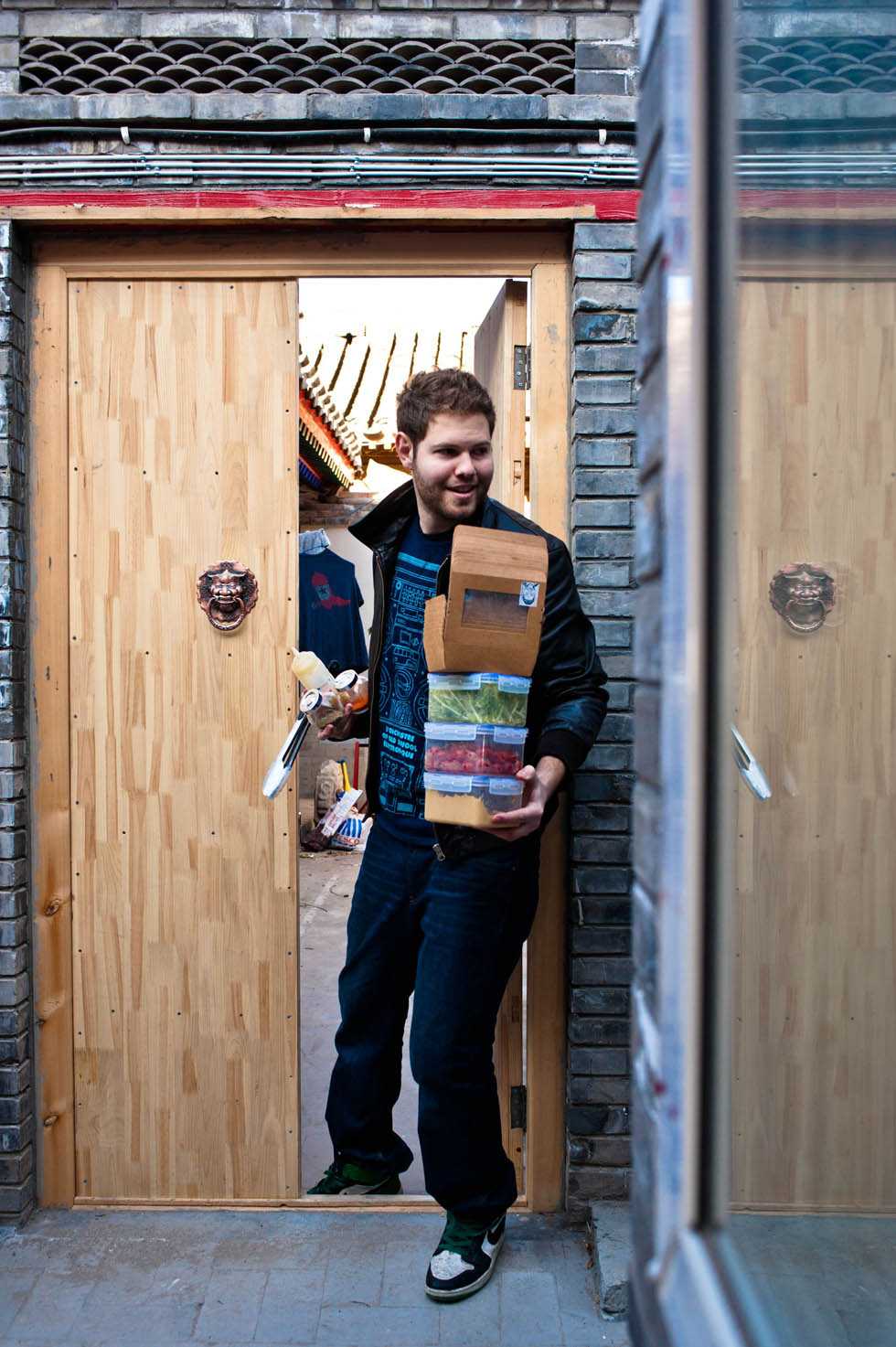 Carrying snack ingredients, Jamie sets off for business from his residence near Shichahai, a historic scenic area in Beijing, capital of China, Dec. 16, 2011. (Xinhua/Liu Jinhai)