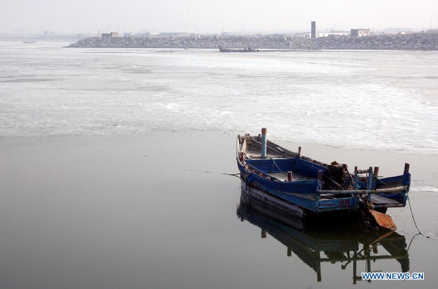 Floating ice is seen at the Haimiao Harbor of Laizhou Bay, east China's Shandong Province, Dec. 10, 2012. (Xinhua/Li Liwei) 