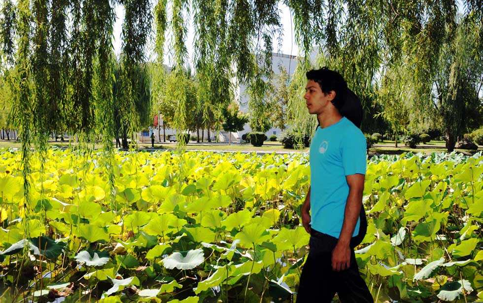Mustafaal Share'a takes a stroll at campus in Shenyang Normal University in Shenyang, capital of northeast China's Liaoning Province, Sept. 15, 2012. (Xinhua/Yang Qing) 