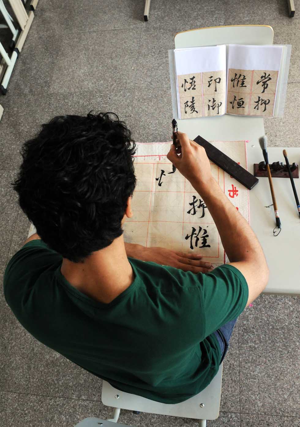 Mustafaal Share'a practices Chinese calligraphy at Shenyang Normal University in Shenyang, capital of northeast China's Liaoning Province, Sept. 15, 2012. (Xinhua/Yang Qing) 