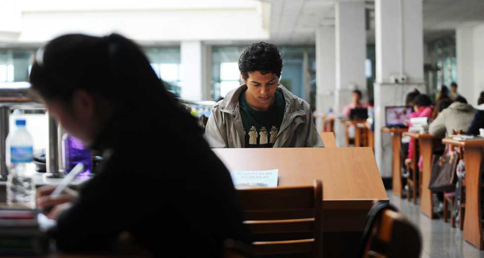 Mustafaal Share'a reads books in the library of Shenyang Normal University in Shenyang, capital of northeast China's Liaoning Province, Sept. 15, 2012. (Xinhua/Yang Qing) 