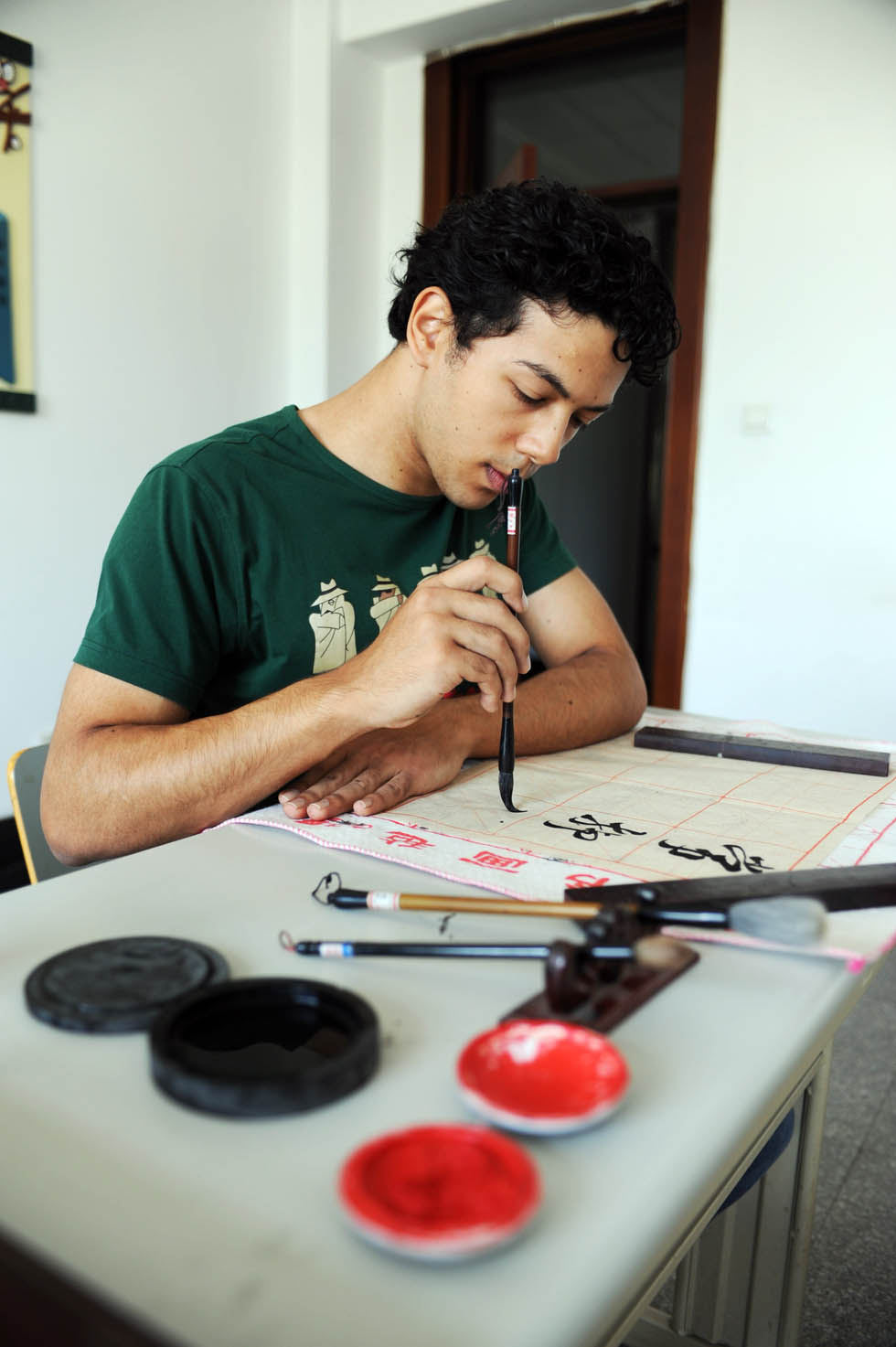 Mustafaal Share'a practices Chinese calligraphy at Shenyang Normal University in Shenyang, capital of northeast China's Liaoning Province, Sept. 15, 2012.(Xinhua/Yang Qing) 