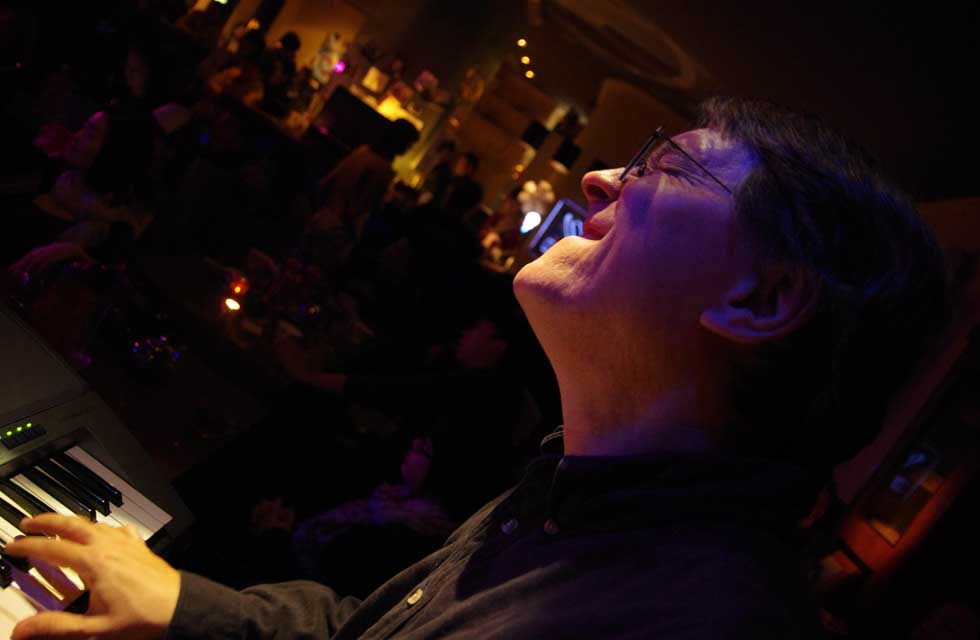 David Moser works as a keyboarder at CD Blues Club in Beijing, capital of China, March 10, 2012.(Xinhua/Hou Dongtao)