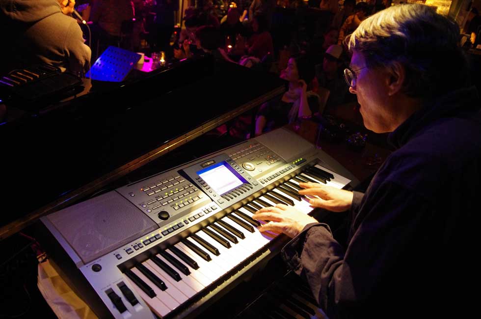 David Moser works as a keyboarder at CD Blues Club in Beijing, capital of China, March 10, 2012.(Xinhua/Hou Dongtao)