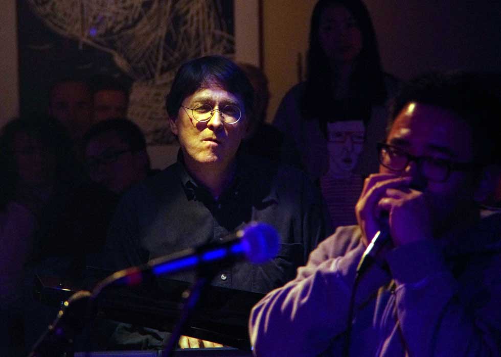 David Moser works as a keyboarder at CD Blues Club in Beijing, capital of China, March 10, 2012. (Xinhua/Hou Dongtao)