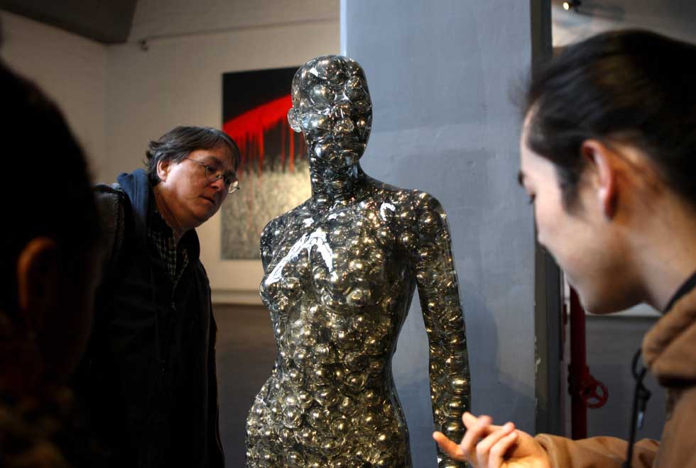 David Moser takes his students to watch sculptures in the 798 Art Zone in Beijing, capital of China, March 10, 2012.(Xinhua/Hou Dongtao)