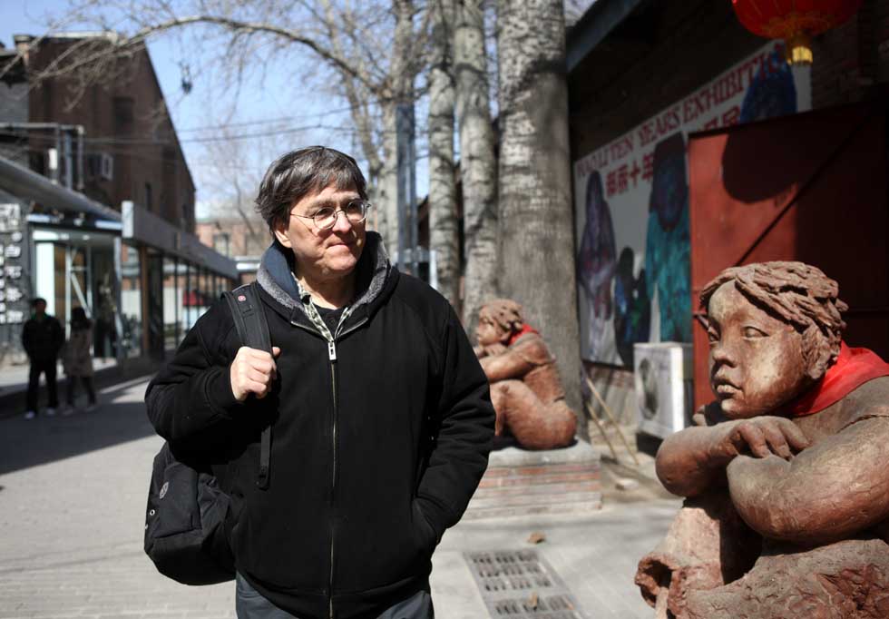 David Moser visits the 798 Art Zone in Beijing, capital of China, March 10, 2012.(Xinhua/Hou Dongtao)