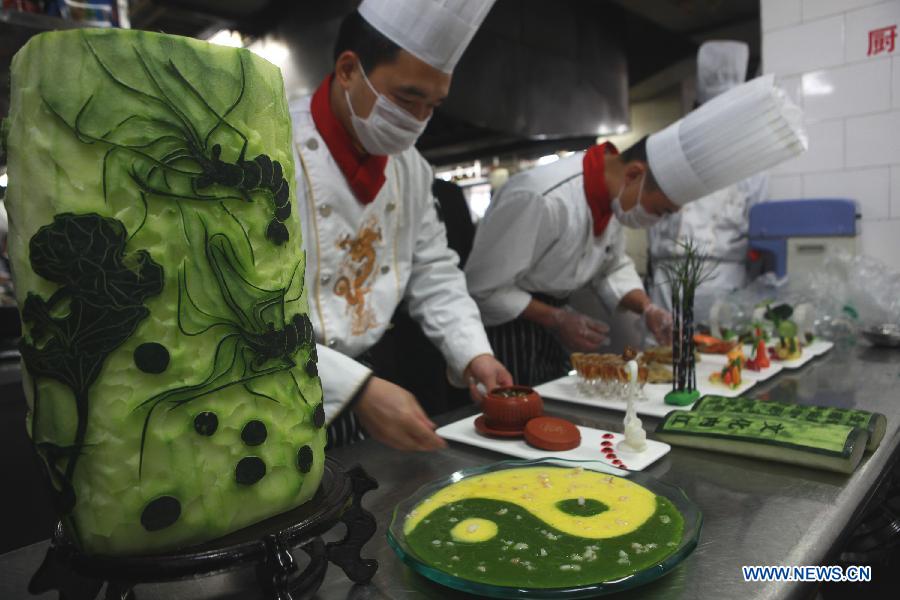 Cooks creat dishes during a culinary contest in Neijiang, southwest China's Sichuan Province, Dec. 10, 2012. A total of 16 cooks attended the contest held here on Monday. (Xinhua/Lan Zitao) 