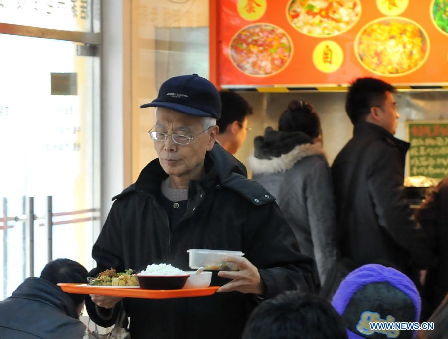 Senior citizens enjoy inexpensive lunch at a community dining room in Donggaodi sub-district of south Beijing, capital of China, Dec. 11, 2012. Local sub-district office took measures and established 4 community dining rooms and 3 food trucks serving the aged citizens exclusively. Around 2,000 senior citizens benefited from the convenience-for-people measures since 2011. (Xinhua/Li Xin) 