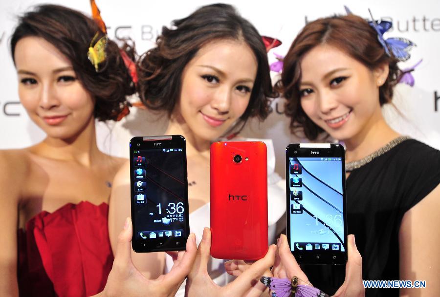 Models present new smartphone "HTC Butterfly" by Taiwanese smartphone maker HTC Corp. in Taipei, southeast China's Taiwan, Dec. 11, 2012. (Xinhua/Wu Ching-teng) 