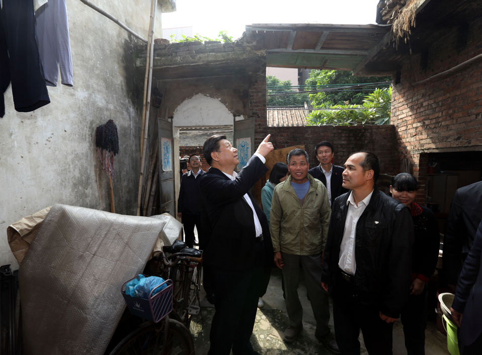 Xi Jinping, general secretary of the Communist Party of China Central Committee, chats with people in Lianhuashan Park in Shenzhen during his inspection tour of Guangdong province from Friday to Tuesday.(Lan Hongguang / Xinhua)