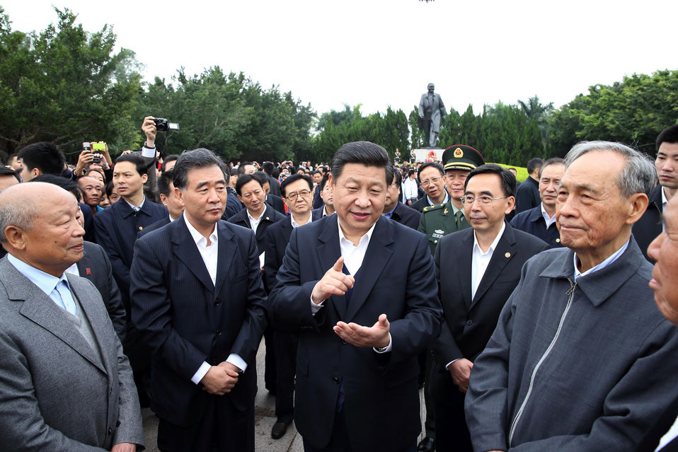 Xi Jinping, general secretary of the Communist Party of China Central Committee, chats with people in Lianhuashan Park in Shenzhen during his inspection tour of Guangdong province from Friday to Tuesday.(Lan Hongguang / Xinhua)