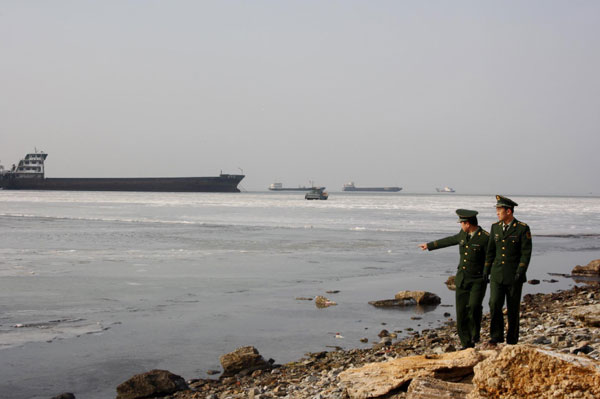 Frontier soldiers patrol the icy sea off Laizhou Bay in East China's Shandong province December 10, 2012. (Photo/chinadaily.com.cn)