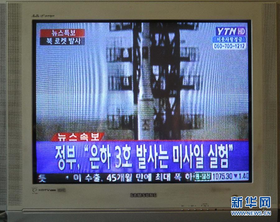 The TV grab of South Korean TV channel YTN shows DPRK’s launch of the long-range rocket on Dec 12, 2012. (Xinhua/Yao Qilin)