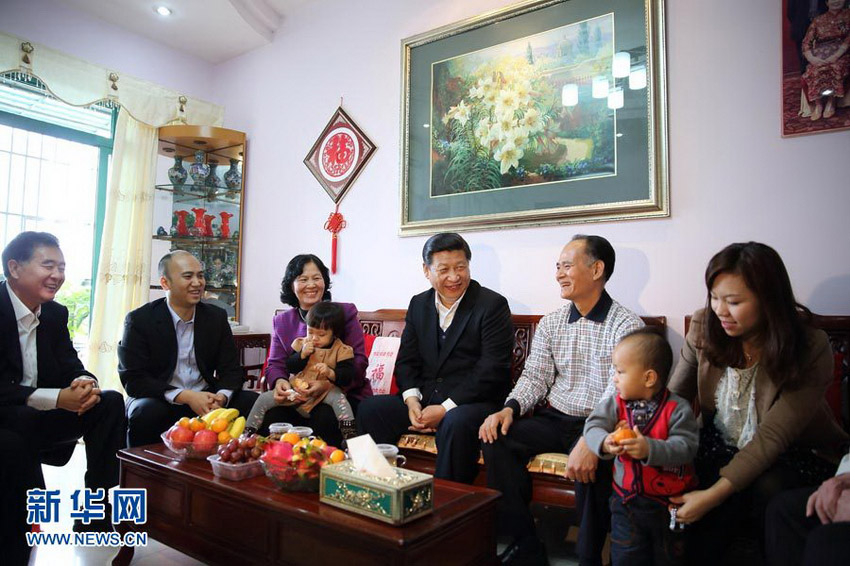 Photo released on Dec. 11, 2012 shows Xi Jinping, general secretary of the Communist Party of China (CPC) Central Committee and chairman of the CPC Central Military Commission (CMC), visits a resident's home at a community in Shenzhen, south China's Guangdong Province. Xi made an inspection tour in Guangdong from Dec. 7 to Dec. 11. (Xinhua/Lan Hongguang)