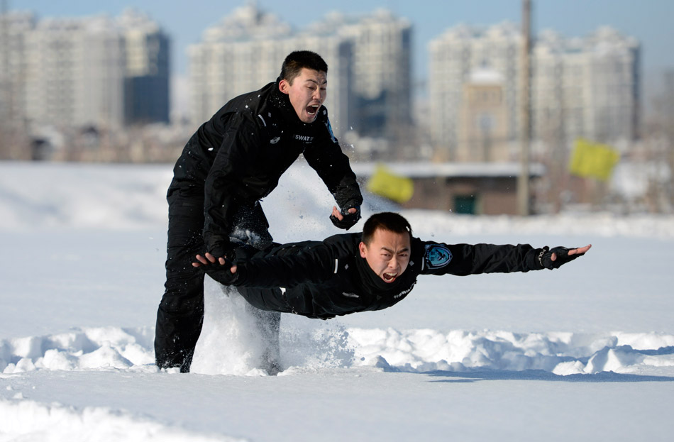 Altogether 288 special police take part in a military skills competition in a training base in Xinjiang Uygur Autonomous Region, Dec. 10, 2012. The policemen are from Xinjiang's 15 subordinate prefectures and cities. (Photo/ Xinhua)