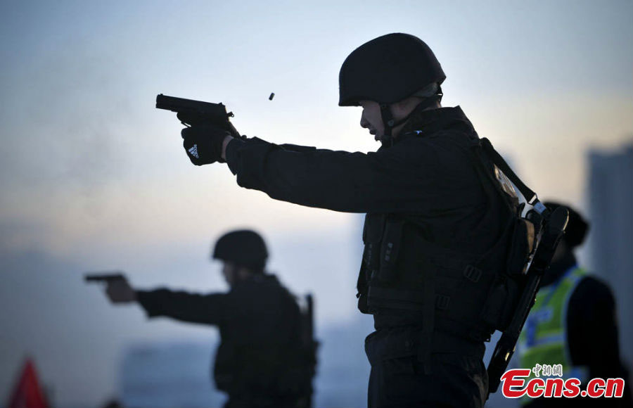 Altogether 288 special police take part in a military skills competition in a training base in Xinjiang Uygur Autonomous Region, Dec. 10, 2012. The policemen are from Xinjiang's 15 subordinate prefectures and cities. (Photo/ chinanews.com)