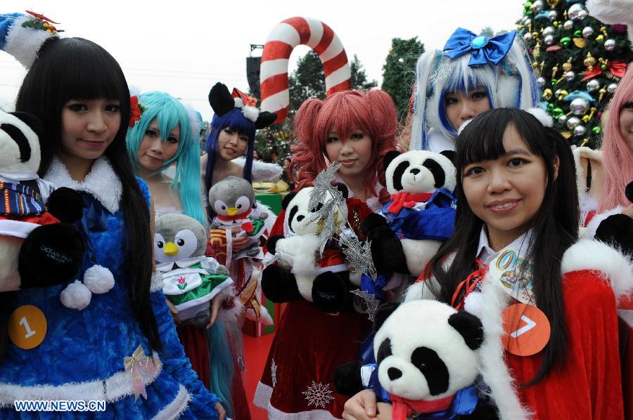 Cosplayers pose for photo during Christmas party at the Ocean Park in Hong Kong, south China, Dec. 11, 2012. (Xinhua/Zhao Yusi)