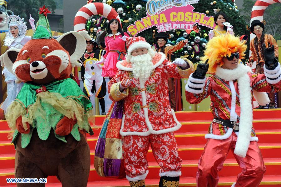 Actors dressed as Santa Claus and cartoon characters perform during Christmas party at the Ocean Park in Hong Kong, south China, Dec. 11, 2012. (Xinhua/Zhao Yusi)