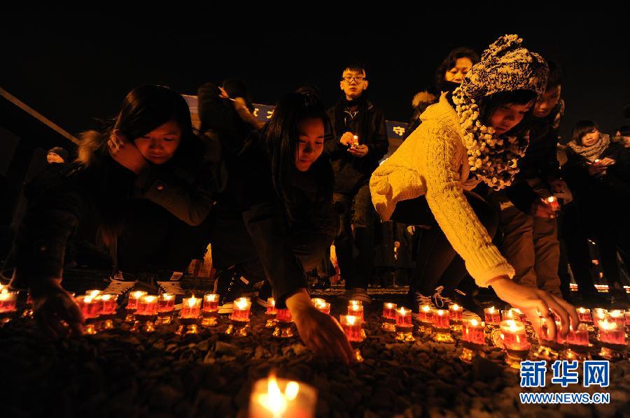 Local citizens in Nanjing, capital of east China's Jiangsu Province, and representatives from other countries and regions attended the activity on the eve of the 75th anniversary of the Nanjing Massacre, Dec. 12, 2012. (Photo/Xinhua)