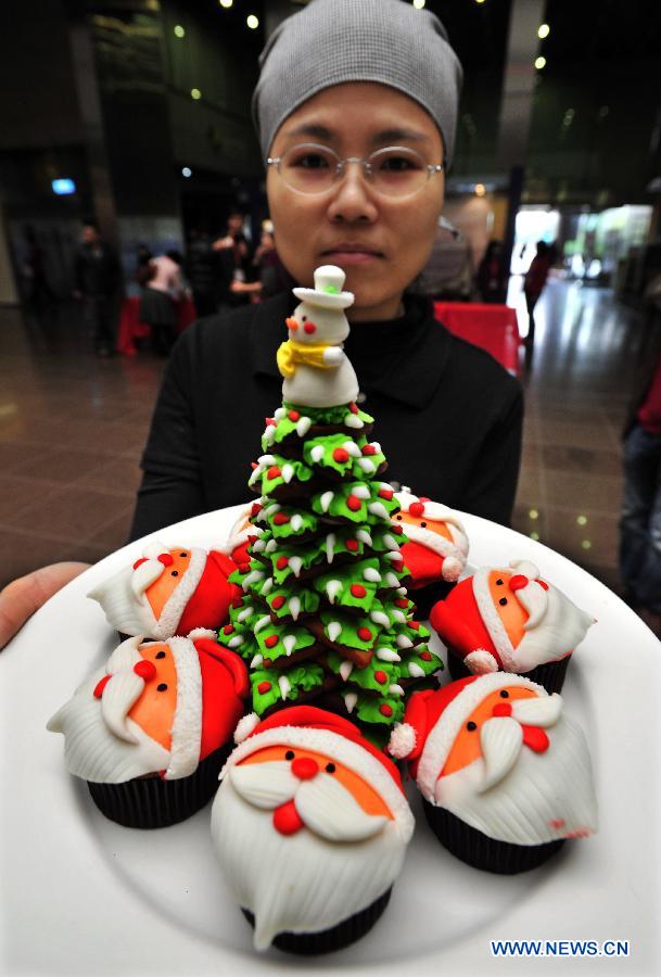 A pastry chef shows the Christmas dessert to greet the upcoming Christmas in Taipei, southeast China's Taiwan, Dec. 12, 2012. (Xinhua/Wu Ching-teng)