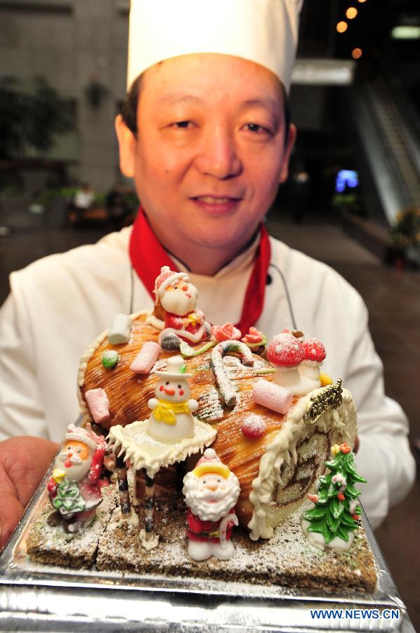 A pastry chef shows the Christmas dessert to greet the upcoming Christmas in Taipei, southeast China's Taiwan, Dec. 12, 2012. (Xinhua/Wu Ching-teng)