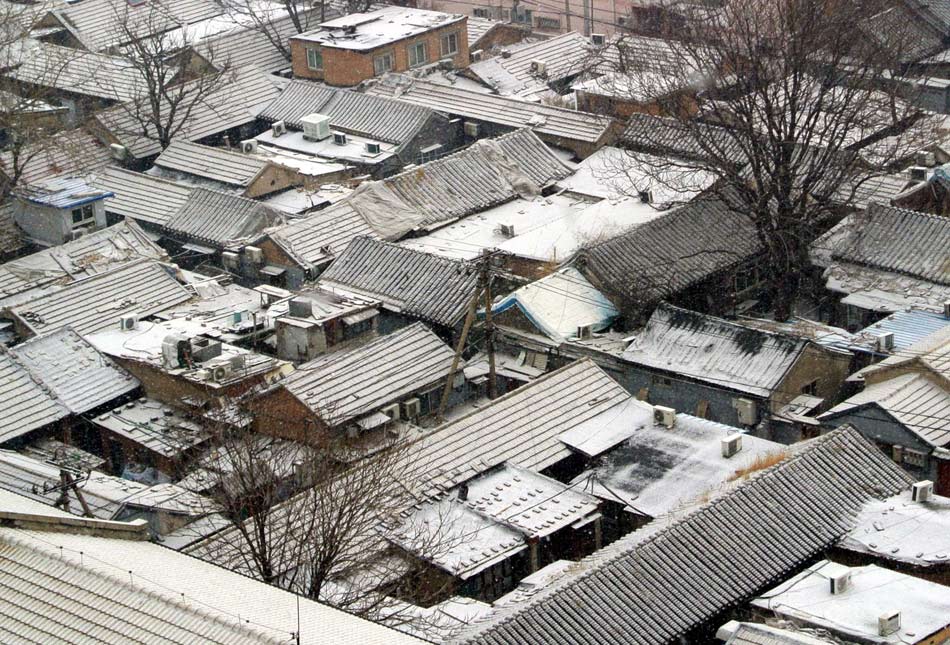 Residences lie covered in snow in Beijing, capital of China, on Dec. 12, 2012. A snow hit the city on Wednesday. (Xinhua/Chen Shugen)