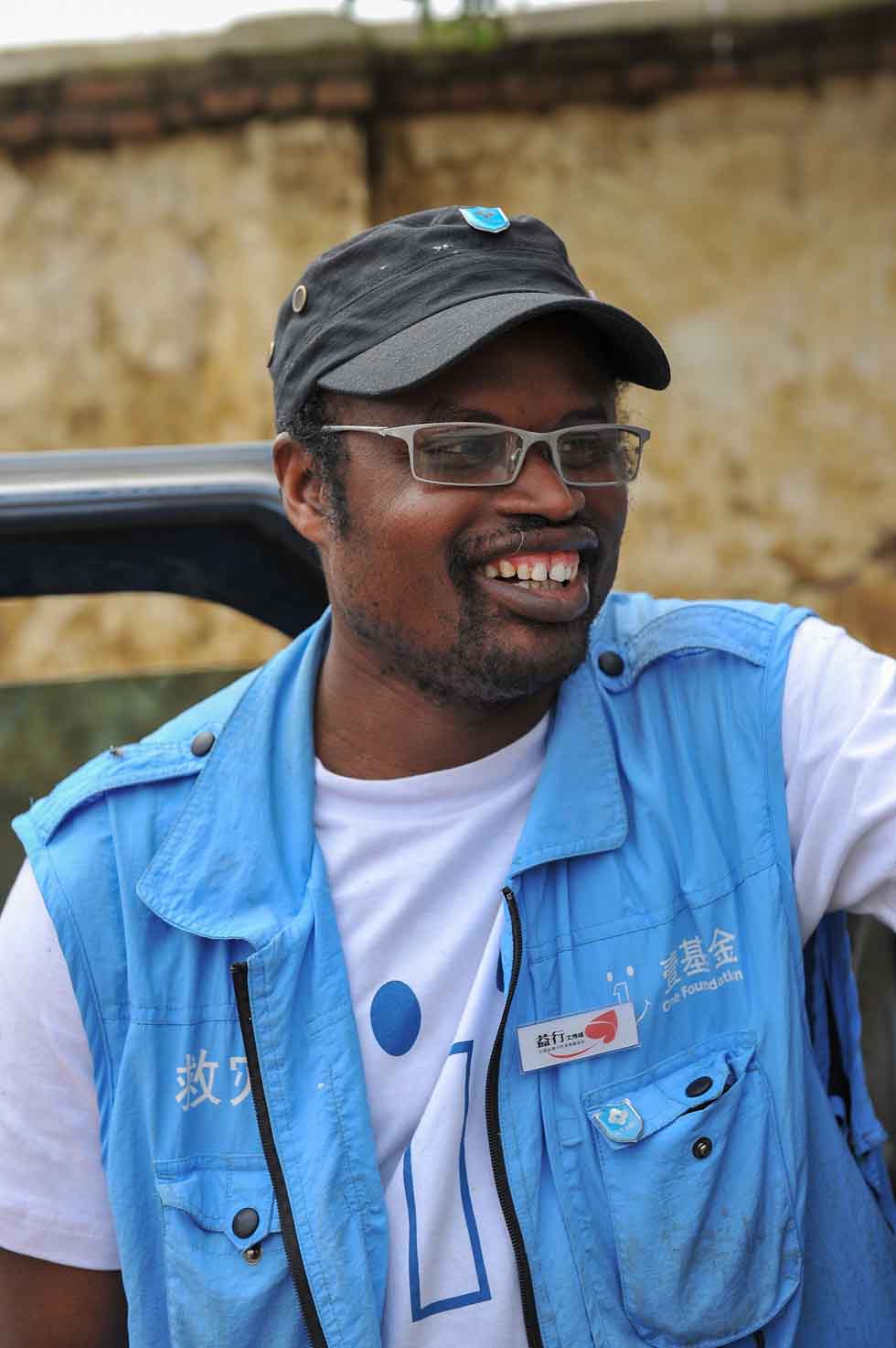 Diarra Boubacar seeks to give medical service in Boyi Village, Luozehe Town, Yiliang County, southwest China's Yunnan Province, Sept. 15, 2012.(Xinhua/Li Xin)