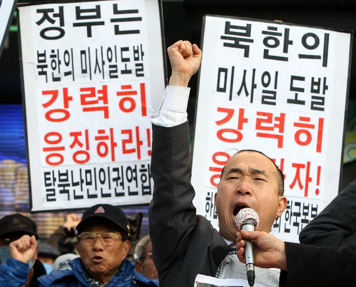 Members of conservative civic groups take part in a demonstration against a rocket launch by the Democratic People's Republic of Korea (DPRK) in Seoul, South Korea, Dec. 12, 2012. (Xinhua/Park Jin-hee)