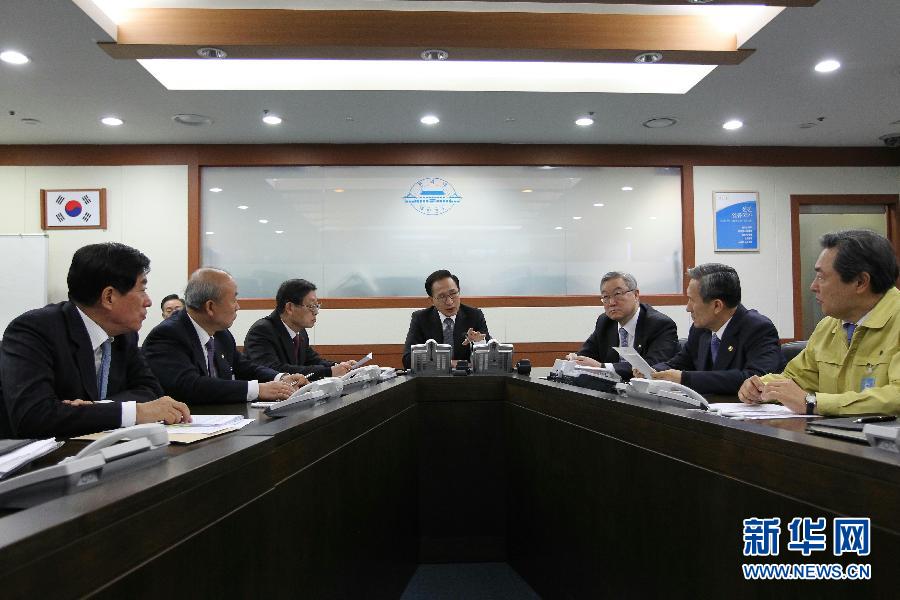 South Korean president Lee Myung-bak (middle) convenes a national security meeting concerning DPRK's satellite launch in Seoul, South Korea, Dec. 12, 2012. South Korean prime minister Kim Hwang-Sik, minister of foreign affairs and trade and defense minister attended the meeting.