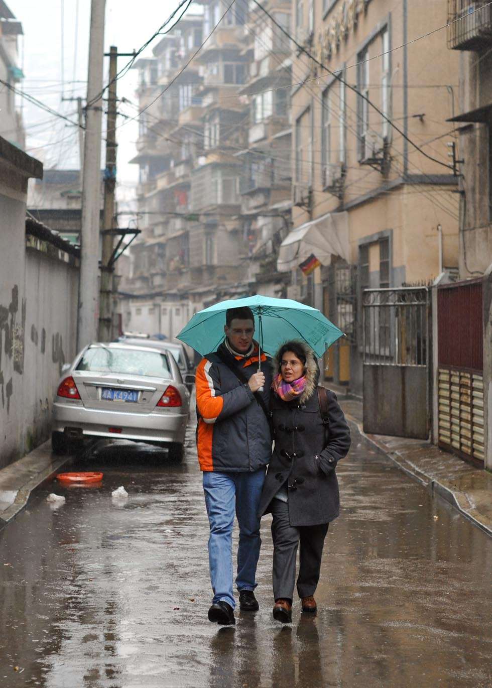 Uwe Brutzer (L) and his wife Dorothee Brutzer walk to a rehabilitation training center in Changsha, capital of central China's Hunan Province, Feb. 21, 2012.(Xinhua/Bai Yu)